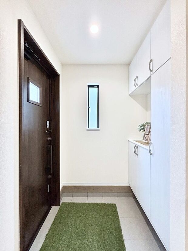 ~Entrance~ 家の中でお客様を迎える最初の場所である玄関は、家の印象そのものです!豊富な玄関収納で、常に綺麗に保つことが出来ます♪玄関にはたっぷり収納の下駄箱を完備!
