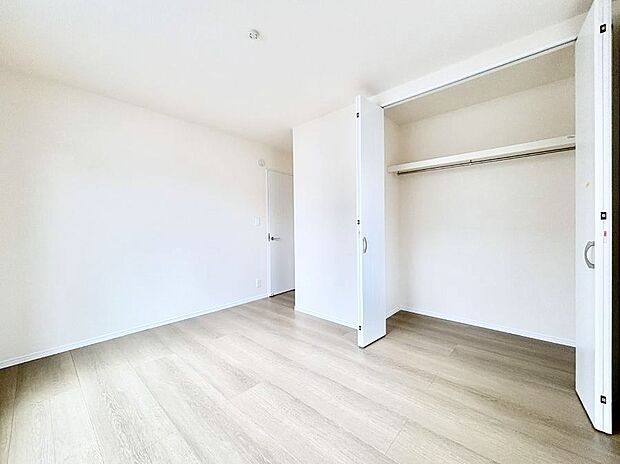 ~Bed Room~ 子供部屋はお子様にとって大変重な役割があります。子供一人で過ごす空間を与えることで、宿題や勉強時間も自然と増えまた自ら部屋の片付けや掃除なども促すことに繋がります。