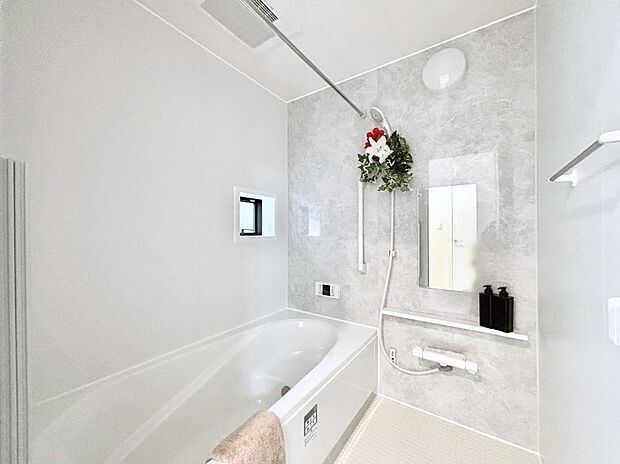 ~Bath Room~ ゆったりと足を伸ばして入浴することが可能!一日の疲れを癒す貴重なバスタイムです。お子様とご一緒でも十分な広さなので、リビングとは違った家族団欒のひと時をお楽しみいただけます。