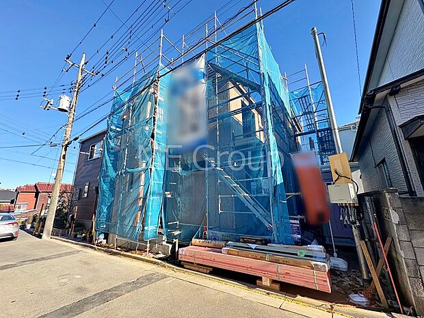 〜Exterior〜　前面道路は閑静な住宅地をはしる車通りの少ない道路。駐車の出し入れもらくらくです！ご不明点・現地見学のご希望は、お気軽にお問い合わせください！