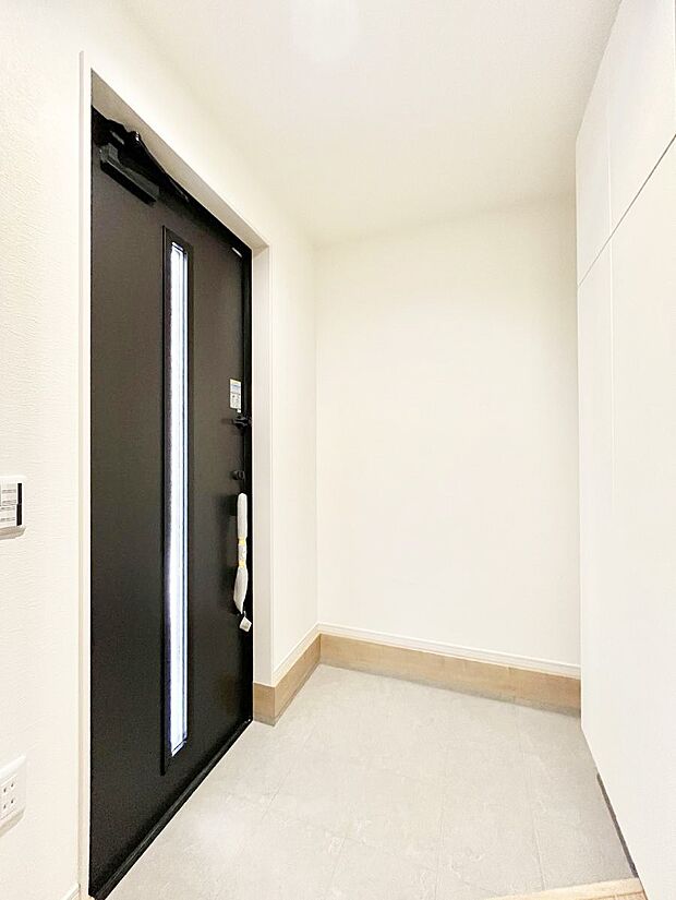 〜Entrance〜　玄関は家の顔といわれますが我が家のセンスをさりげなく感じさせる魅力ある玄関造りも楽しみの一つ。帰宅する度に家族がほっとできる心地よい空間造りも大切ですね♪