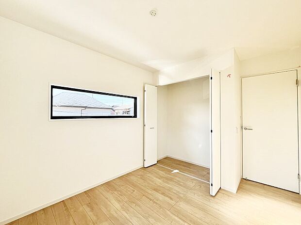 〜Bed Room〜居室には収納クローゼットを完備！普段使いのお洋服や小物はもちろん、季節物のお洋服などもしっかりと整理整頓おしまい頂けます。  居室空間を広く使用できますね。