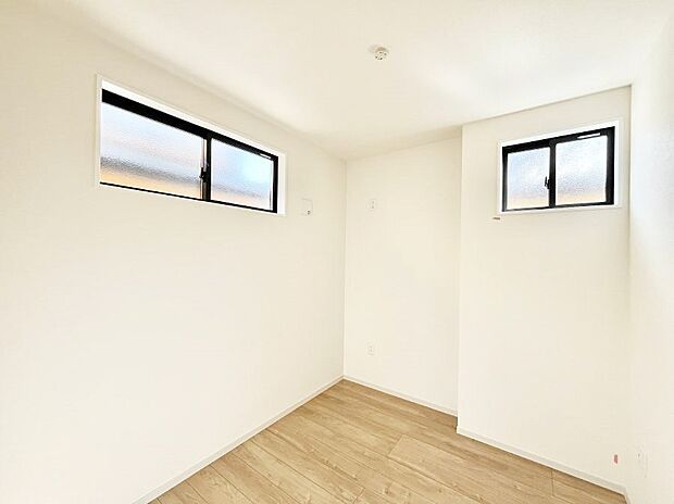 〜Bed Room〜　2面採光を確保した明るい室内は、風通しも良く、大変居心地の良い空間となっております。爽やかな風を感じて起きる朝は、快適生活の始まりに！日当たりや通風がとても良い住まい♪