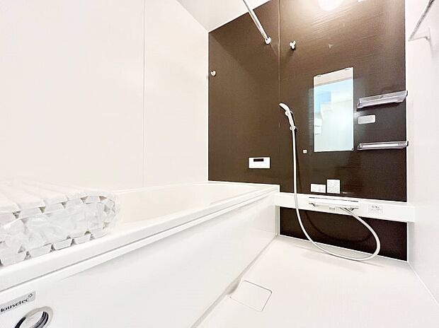 〜Bath Room〜　落ち着いた雰囲気の浴室で明日に向けてリフレッシュ。浴室乾燥機能も付いているので隣の洗濯機置き場で洗い上がった洗濯物を、雨の日も天気を気にせず乾燥させることも可能です。