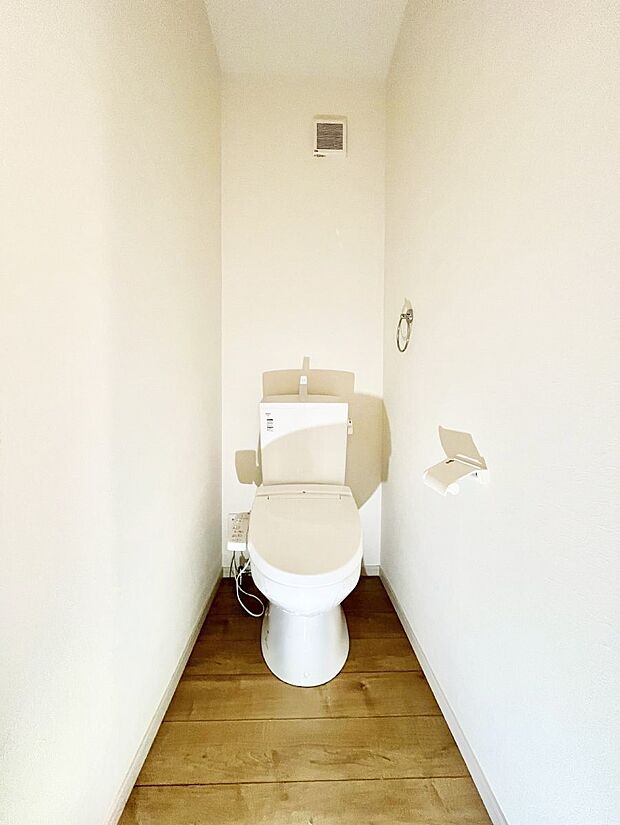 〜Toilet〜  綺麗・スッキリ・快適なウォシュレット付トイレでくつろげる空間です。  トイレは毎日使わざるを得ないもの。いつも清潔を保ちたいですね。  トイレが2ヶ所あるので朝の混雑時に便利です！