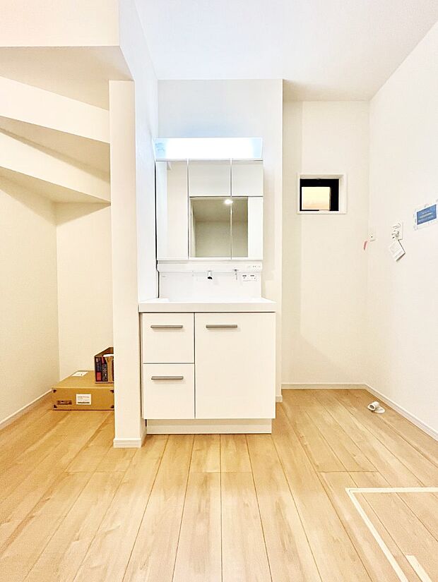 〜Dressing Room〜　暗くなりがちな洗面所も窓があると採光と換気が可能なので気持ちよくお使い頂けます。三面鏡タイプの洗面台は鏡裏収納で散らかりがちな洗面所もスッキリ♪