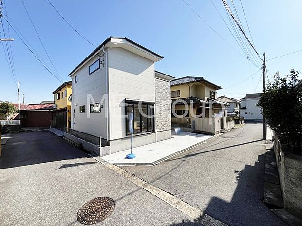 〜Exterior〜  前面道路： 住宅地になっているので車量も少なく、静かな立地です。子育て環境も良好です♪♪周辺環境もあわせてご案内させて頂きます。お気軽にお問い合わせください。