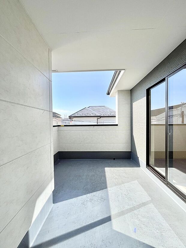 〜Balcony〜  バルコニーは温かい陽がさしこみ、お布団や洗濯物を気持ちよく干すことができます。  使いやすく開放的なバルコニーです♪陽ざしがたっぷり降り注ぐ、バルコニー付き住まい。  