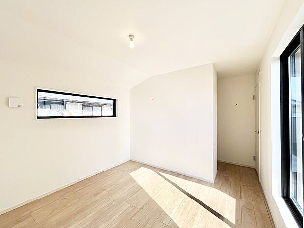 〜Bed Room〜　木の温もりがやさしいフローリングは安らぎをもたらすプライベート空間。明るめのフローリングですので、壁紙ともマッチし、お部屋を更に広く見せてくれる効果も。