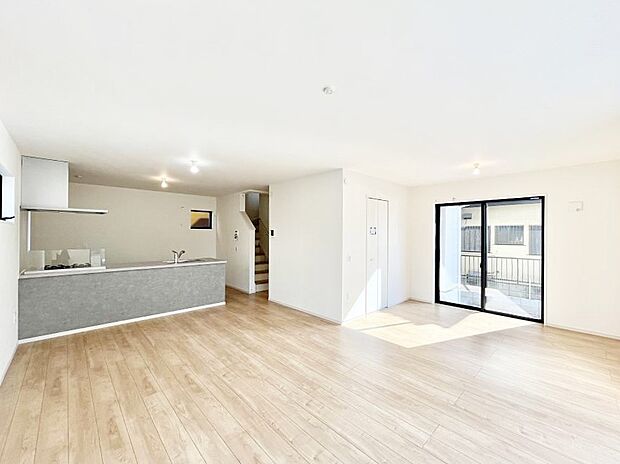 〜Living〜　ここにはみんなが集い、食事と楽しい会話が始まる。話に夢中になりすぎて、ついつい時を忘れ夜半過ぎになってしまう。そんな束の間の幸せを感じさせてくれる場所でありたい。