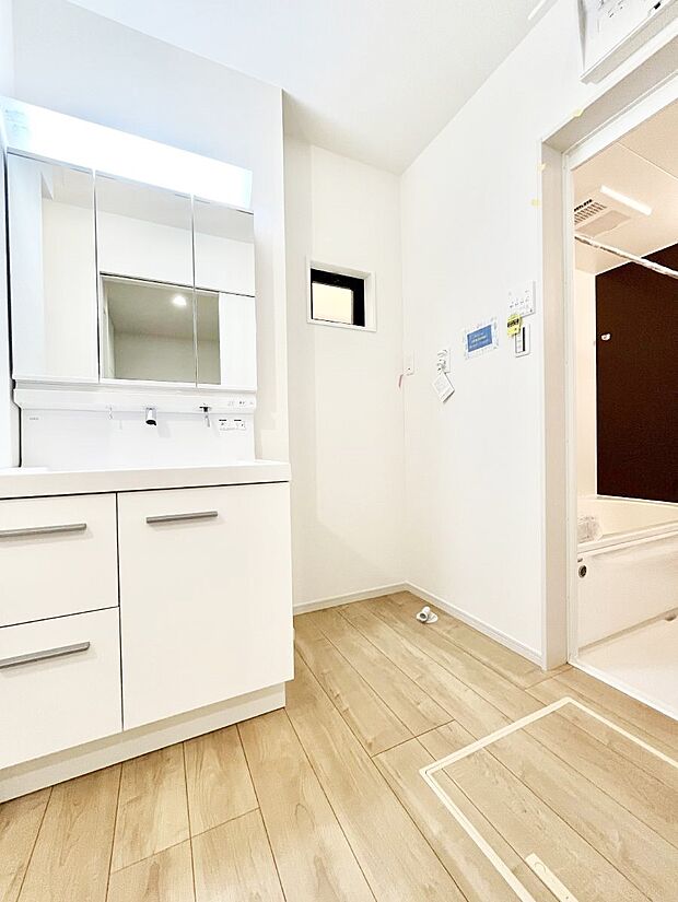 〜Dressing Room〜清潔感溢れる色合いで統一されていると、スッキリと整った印象をうけます。  鏡の裏にはたっぷりと収納スペースを標準装備！  水廻りは、シンプルかつ機能性を重視して。