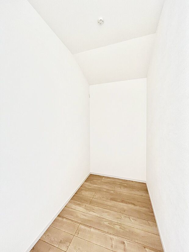 〜Walk-in Closet〜　必要なものやコーディネートを一覧して確認でき、身支度や準備が短時間で済むウォークインクローゼットを設置しました。家の中をすっきりとさせる便利な収納スペースです。