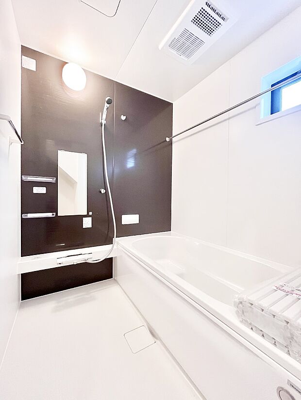 ◆2号棟◆〜Bath Room〜　窓付きのバスルームは、採光もあり明るく気持ちの良い空間です。窓があることで、換気環境も良好。ゆったり寛げるバスルームで、毎日のバスタイムが楽しみになりそうです。
