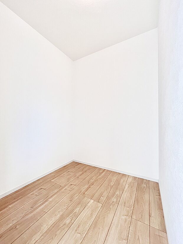 ◆2号棟◆〜Walk-in Closet〜　たくさんの洋服をかけてもシワになりにくいウォークインクローゼット。洋服以外にも、普段使わない家電やスーツケース、ストック品など何でも片付く嬉しい空間です。