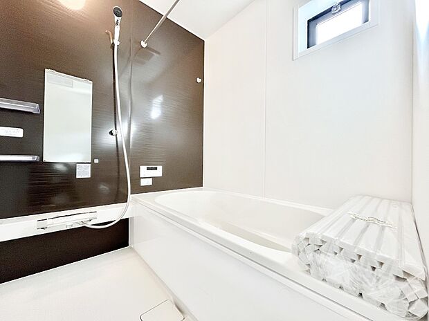 〜Bath Room〜　落ち着いた雰囲気の浴室で明日に向けてリフレッシュ。浴室乾燥機能も付いているので隣の洗濯機置き場で洗い上がった洗濯物を、雨の日も天気を気にせず乾燥させることも可能です。