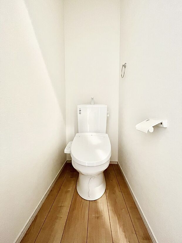 〜Toilet〜　綺麗・スッキリ・快適なウォシュレット付トイレでくつろげる空間です。トイレは毎日使わざるを得ないもの。いつも清潔を保ちたいですね。トイレが2ヶ所あるので朝の混雑時に便利です！