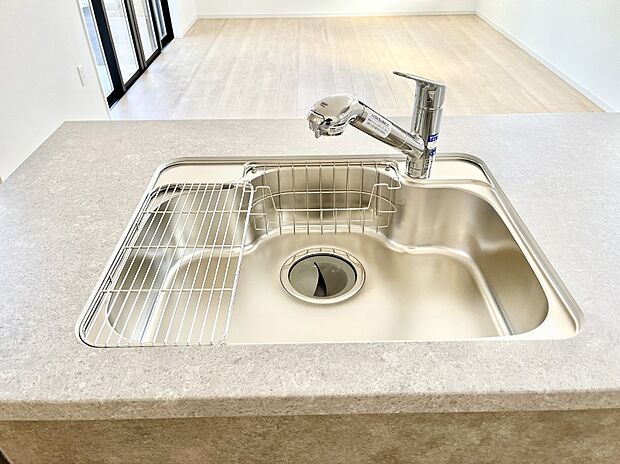 広々としたシンクでお料理やお皿洗いもラクラク快適に！