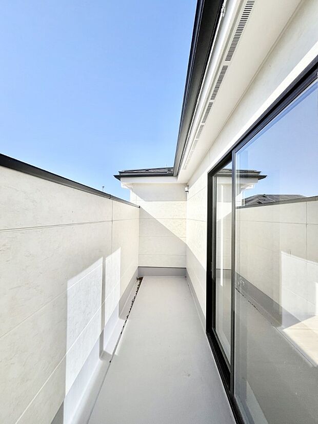 〜Balcony〜  バルコニーは温かい陽がさしこみ、お布団や洗濯物を気持ちよく干すことができます。  使いやすく開放的なバルコニーです♪陽ざしがたっぷり降り注ぐ、バルコニー付き住まい。  