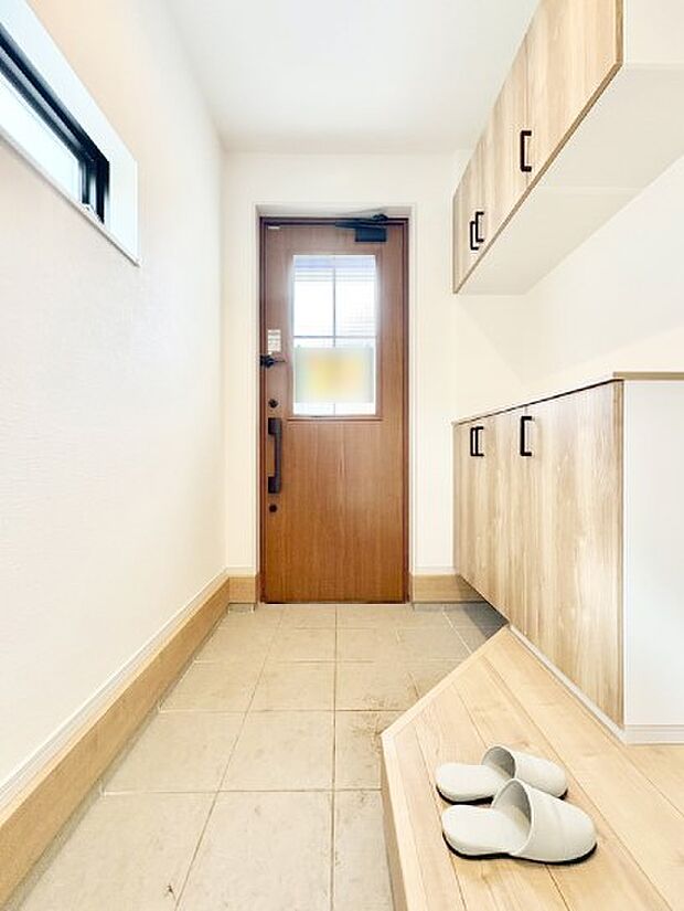 ◆2号棟◆～Entrance～　家の中でお客様を迎える最初の場所である玄関は、家の印象そのものです！豊富な玄関収納で、常に綺麗に保つことが出来ます♪玄関にはたっぷり収納の下駄箱を完備！