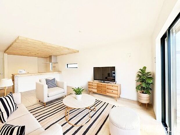 ◆2号棟◆〜Living〜 家族の会話や笑顔が行き交うリビングです。大きなソファやダイニングテーブルでゆったり食事をしたりくつろぎたい♪そんな夢が叶えられる空間です!※家具はCGです