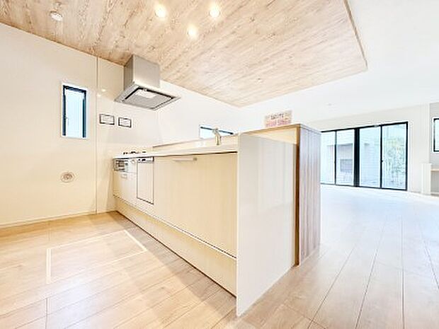 ◆2号棟◆～Kitchen～　自然光が入る窓のあるキッチン☆毎日使う場所だからこそ、使い勝手を考慮しました。ゆったりとしたキッチンコーナーは質感豊かな仕上がりとなっております。