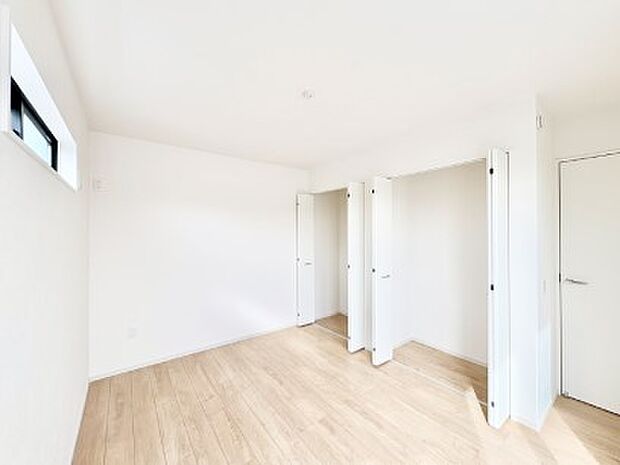 ◆2号棟◆〜Bed Room〜 全居室には収納クローゼットを完備!普段使いのお洋服や小物はもちろん、季節物のお洋服などもしっかりと整理整頓おしまい頂けます。 居室空間を広く使用できますね。