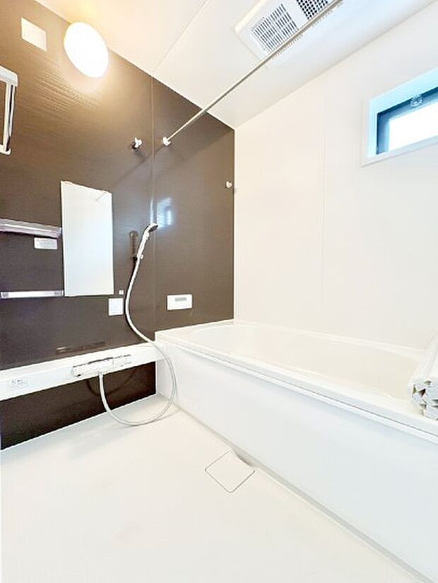 ◆2号棟◆～Bath Room～　窓付きのバスルームは、採光もあり明るく気持ちの良い空間です。窓があることで、換気環境も良好。ゆったり寛げるバスルームで、毎日のバスタイムが楽しみになりそうです。