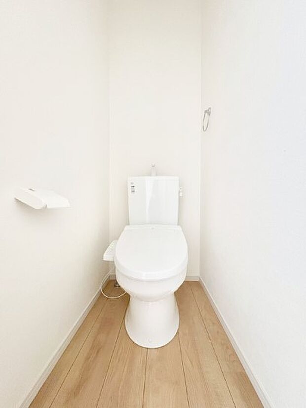 ◆2号棟◆～Toilet～　清潔感のある水回り♪トイレはウォシュレット付きです◎トイレは毎日使わざるを得ないもの。いつも清潔を保ちたいですね。トイレが2ヶ所あるので朝の混雑時に便利です！