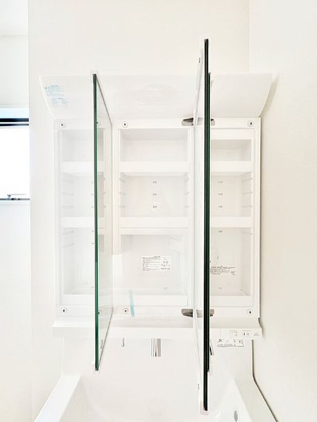 ◆2号棟◆三面鏡の裏に、化粧品や衛生用品などを収納可能。洗面台をすっきりと保ちます!