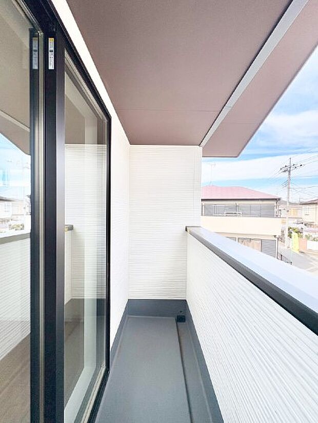 ◆2号棟◆～Balcony～  バルコニーは温かい陽がさしこみ、お布団や洗濯物を気持ちよく干すことができます。  使いやすく開放的なバルコニーです♪陽ざしがたっぷり降り注ぐ、バルコニー付き住まい。  
