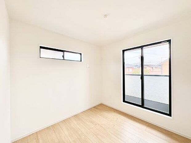 ◆2号棟◆〜Bed Room〜 2面採光を確保した明るい室内は、風通しも良く、大変居心地の良い空間となっております。爽やかな風を感じて起きる朝は、快適生活の始まりに!日当たりや通風がとても良い住まい♪