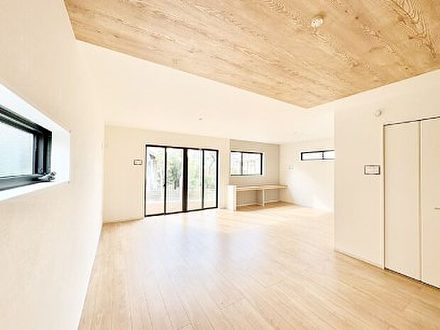 ◆2号棟◆～Living～　家族の食事や団らんのほか、子どもを遊ばせたり、友人を招いたりするLDKは住まいの中心。長時間過ごす場所だから、その空間は住まい全体の居心地を左右します。