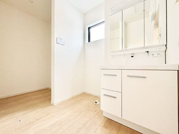◆2号棟◆～Dressing Room～　暗くなりがちな洗面所も窓があると採光と換気が可能なので気持ちよくお使い頂けます。三面鏡タイプの洗面台は鏡裏収納で散らかりがちな洗面所もスッキリ♪