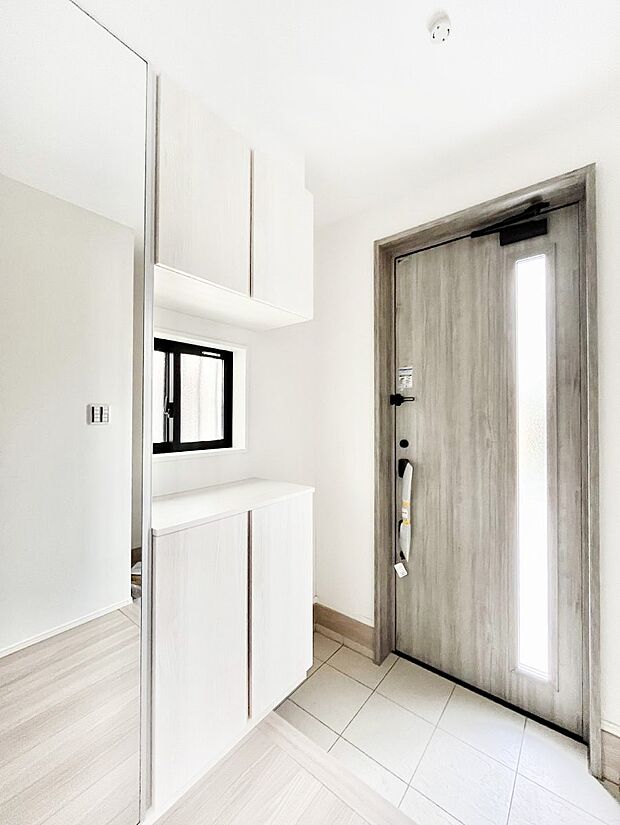 ◆1号棟◆~Entrance~ 下駄箱ミラー付なので、お出かけ前の身だしなみチェックに◎玄関はお客様をお出迎えする一番最初の場所、帰ってくる時に入る最初の場所。そんな場所だからこそ、より良い空間に…♪