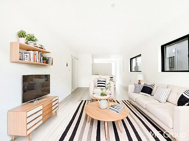 ◆1号棟◆~Living~ 家族の食事や団らんのほか、子どもを遊ばせたり、友人を招いたりするLDKは住まいの中心。長時間過ごす場所だから、その空間は住まい全体の居心地を左右します。 ※家具はCGです