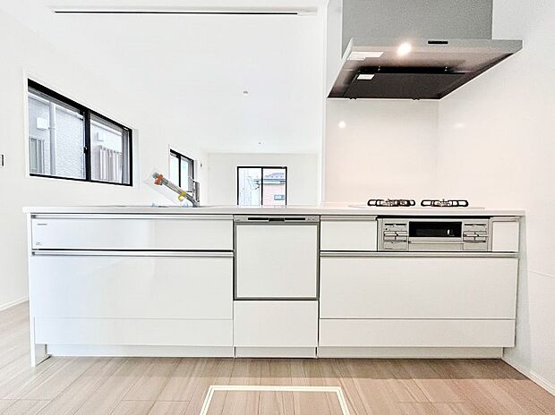 ◆1号棟◆〜Kitchen〜　会話が弾むリビング、料理が愉しくなるキッチン。家は、ただ生活する場ではなく、暮らしを愉しく、快適にする場所。笑顔の毎日、安らぎの日々のために、最新の設備・仕様を採用。