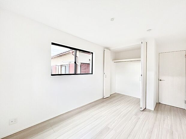 ◆1号棟◆~Bed Room~ 全居室には収納クローゼットを完備!普段使いのお洋服や小物はもちろん、季節物のお洋服などもしっかりと整理整頓おしまい頂けます。 居室空間を広く使用できますね。