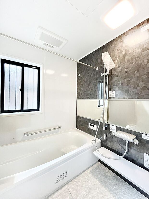◆1号棟◆〜Bath Room〜　窓付きのバスルームは、採光もあり明るく気持ちの良い空間です。窓があることで、換気環境も良好。ゆったり寛げるバスルームで、毎日のバスタイムが楽しみになりそうです。