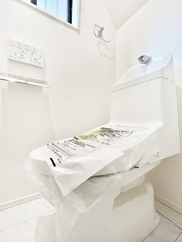 ◆1号棟◆~Toilet~ 清潔感のある水回り♪トイレはウォシュレット付きです◎トイレは毎日使わざるを得ないもの。いつも清潔を保ちたいですね。トイレが2ヶ所あるので朝の混雑時に便利です!