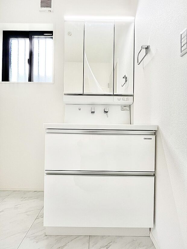 ◆1号棟◆〜Dressing Room〜  清潔感溢れる色合いで統一されていると、スッキリと整った印象をうけます。鏡の裏にはたっぷりと収納スペースを標準装備！水廻りは、シンプルかつ機能性を重視して。