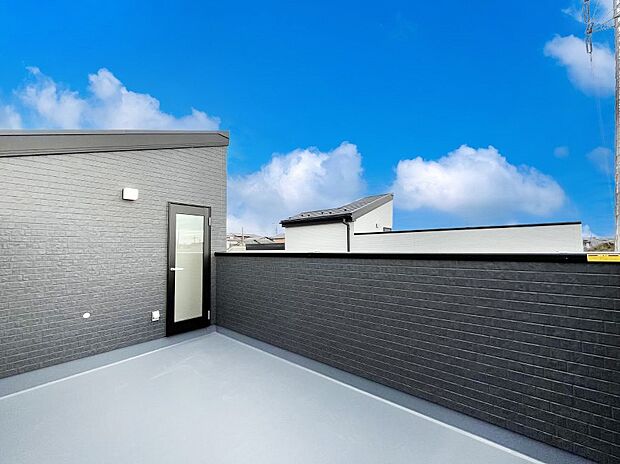 ◆1号棟◆〜Balcony〜　大きな空に囲まれた気持ちのいい家。バルコニーを覗くだけで圧倒的な開放感に包まれます。バルコニーは陽がさしこみお布団や洗濯物を気持ちよく干すことができます。