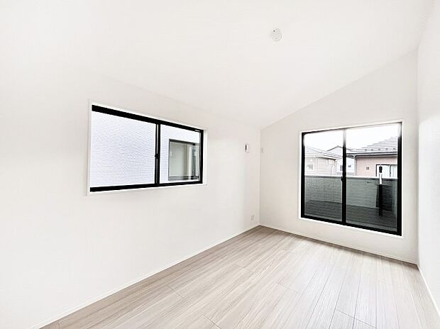 ◆1号棟◆〜Bed Room〜　2面採光を確保した明るい室内は、風通しも良く、大変居心地の良い空間となっております。爽やかな風を感じて起きる朝は、快適生活の始まりに！日当たりや通風がとても良い住まい♪