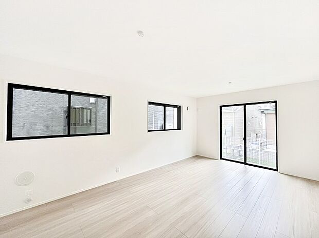 ◆1号棟◆〜Living〜　豊かな陽光がこの場所を照らしだす。光溢れるこの空間はみんなの笑顔が集う場所、時を忘れ、つきることのないたわいもない会話を楽しむ時間、たくさんの思いが綴られる場所。