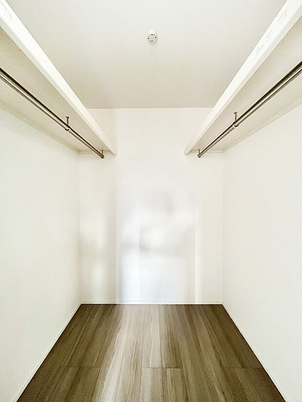 ◆1号棟◆〜Walk-in Closet〜　たくさんの洋服をかけてもシワになりにくいウォークインクローゼット。洋服以外にも、普段使わない家電やスーツケース、ストック品など何でも片付く嬉しい空間です。