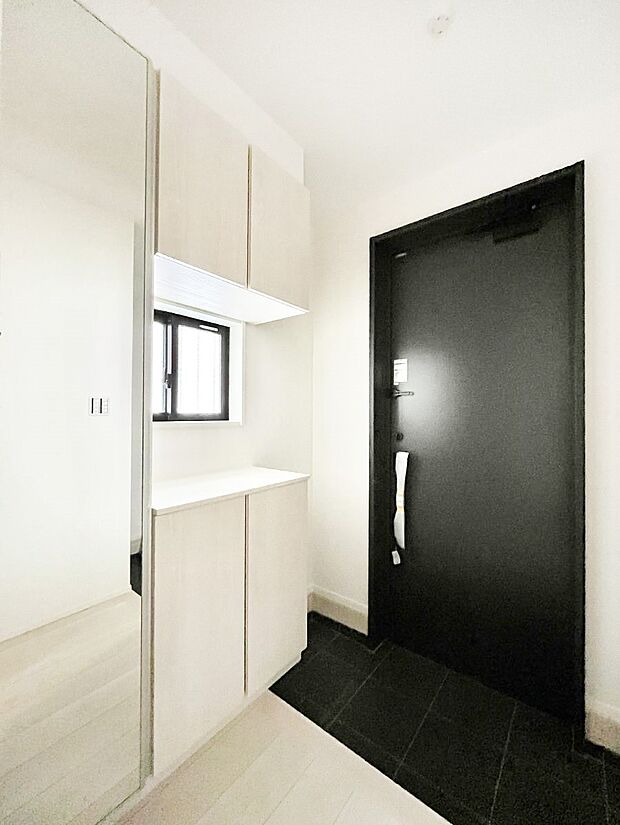 明るい玄関はお客様をお出迎えするのにぴったりです！ 