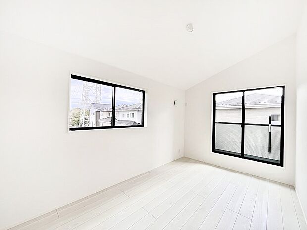 バルコニーが開放感をプラスしてくれる洋室  