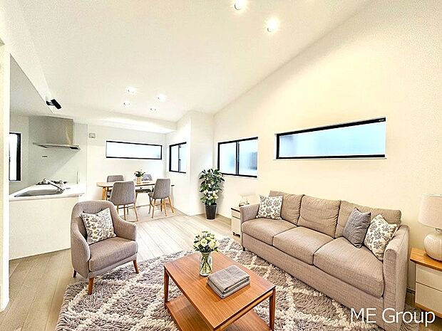 ご家族の賑やかな話し声で包まれる明るいリビング ※家具はCGです