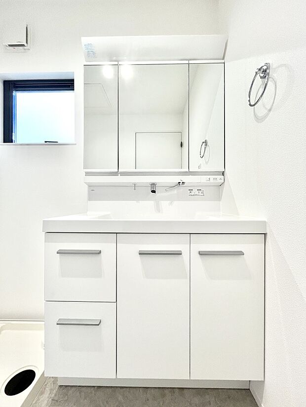 大きく見やすい三面鏡で清潔感ある洗面台は、身だしなみチェックや肌のお手入れにおすすめです。