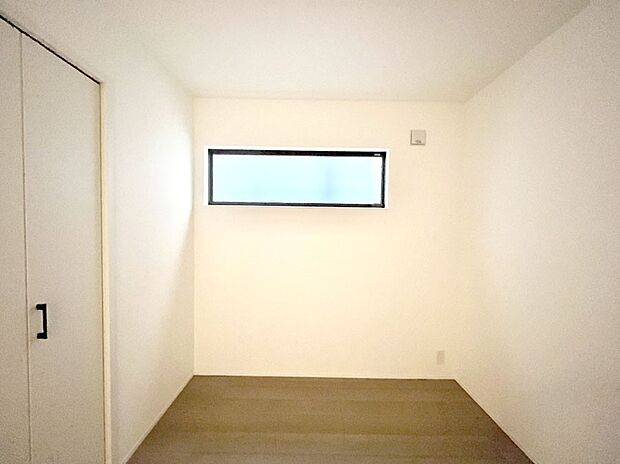 1階の納戸。収納だけではなく、テレワークルームやアトリエとしてもご利用いただけます。