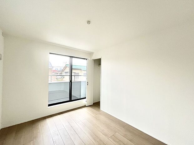 明るいバルコニーサイドに洋室を設置。目覚めの良い寝室に。